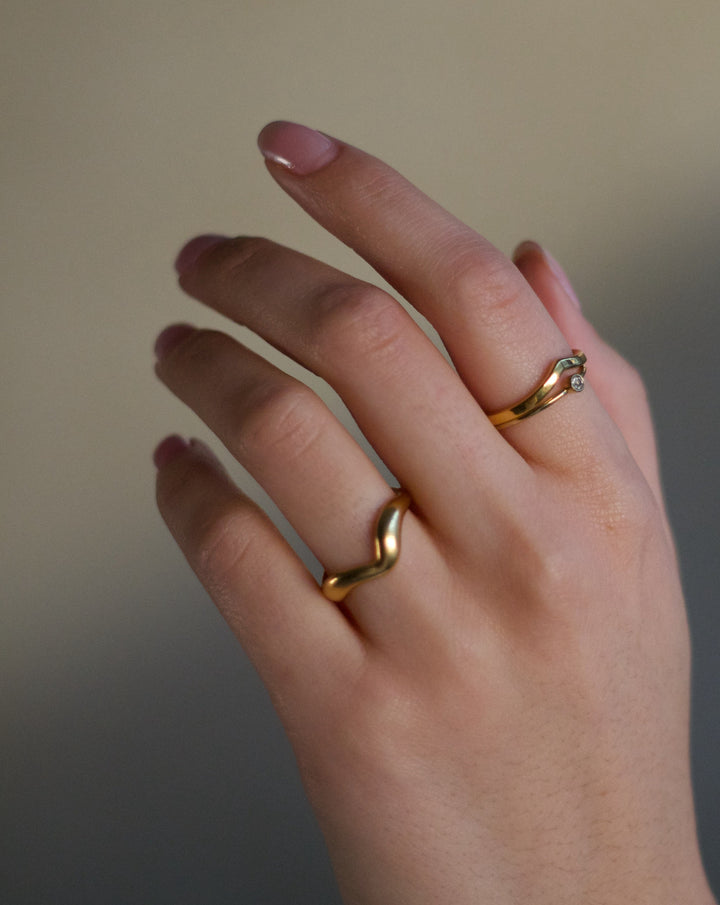Wavy ring