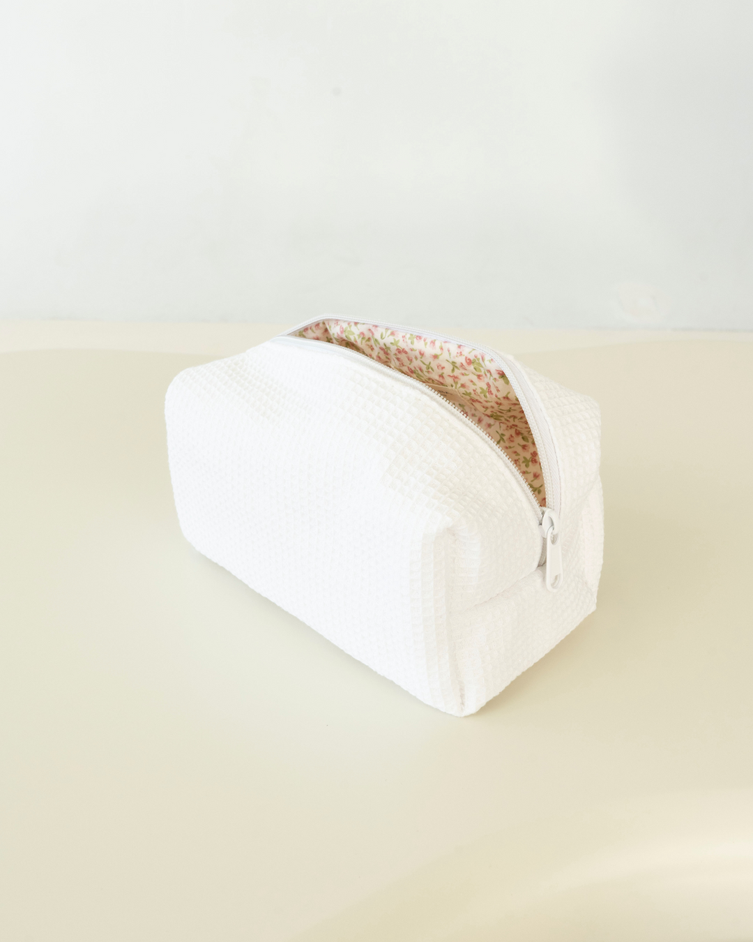 Makeup bag blanche