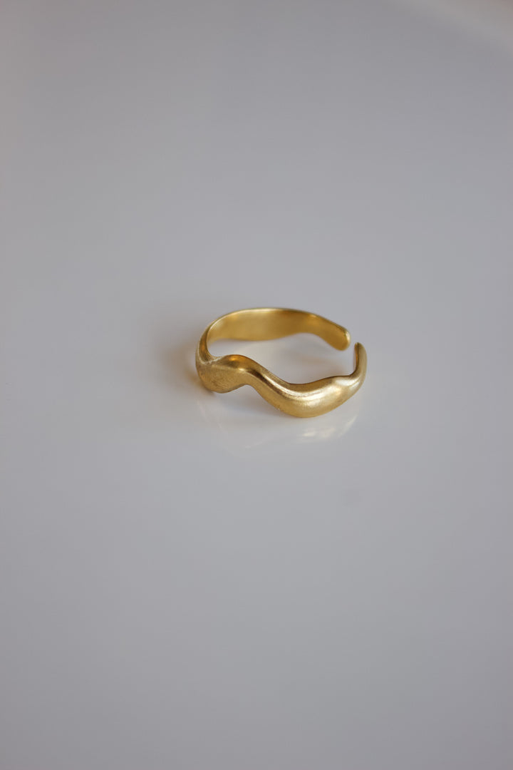 Wavy ring