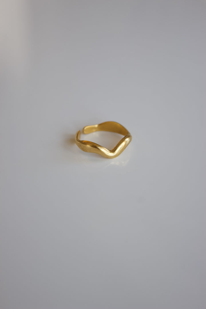 Wavy ring