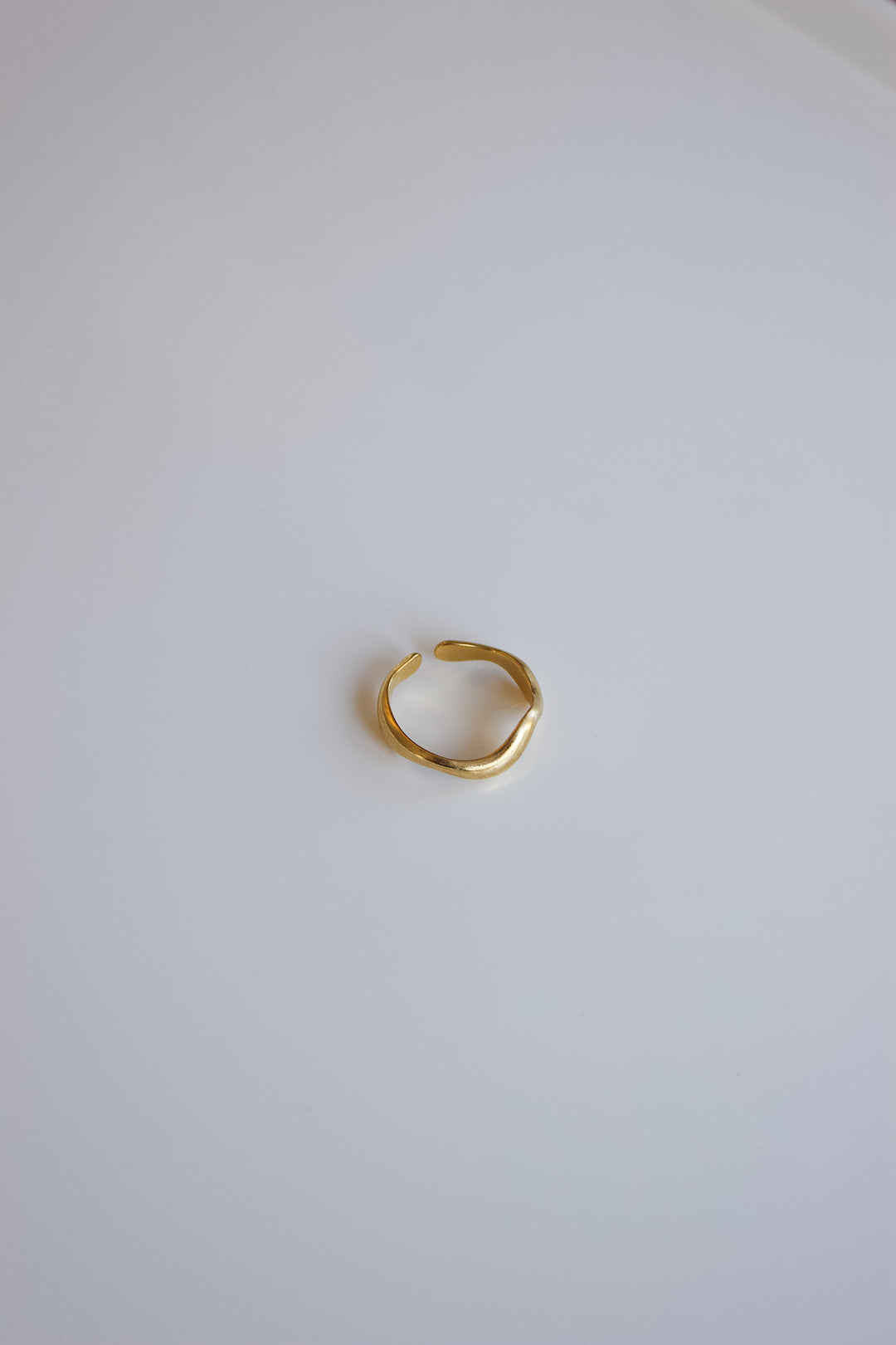Wavy ring