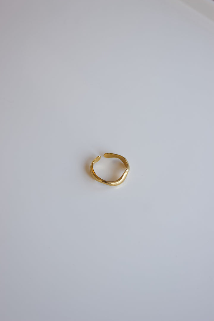 Wavy ring
