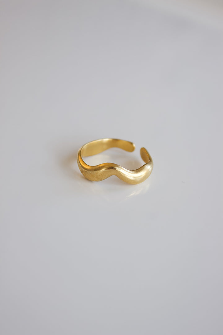Wavy ring