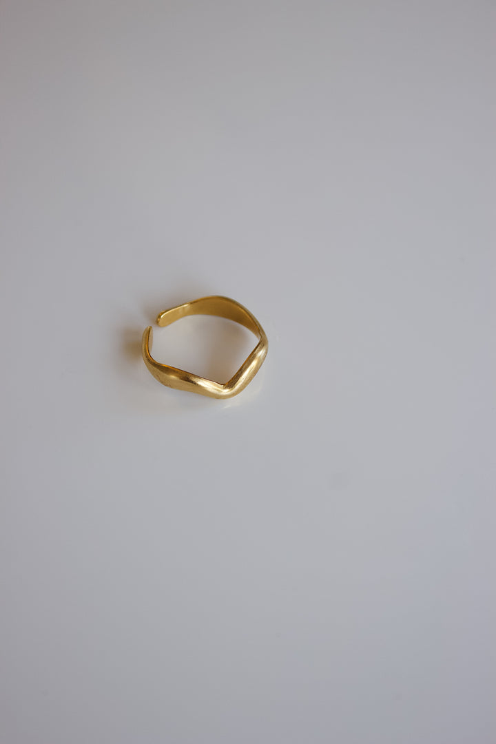 Wavy ring