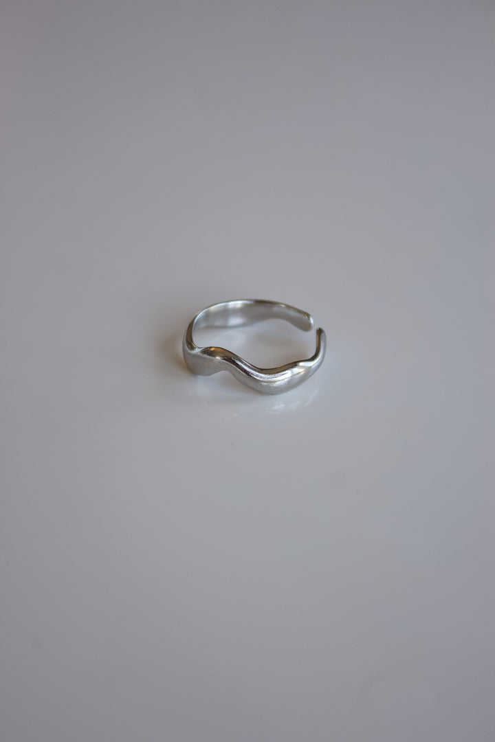 Wavy ring