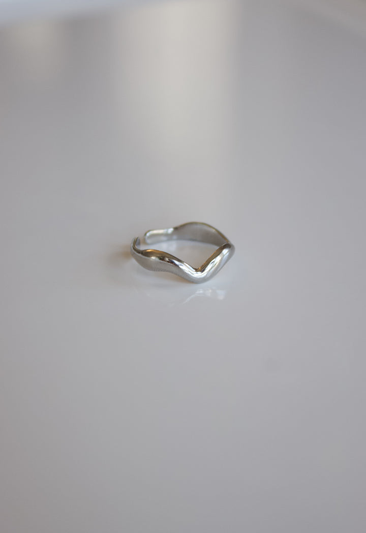 Wavy ring