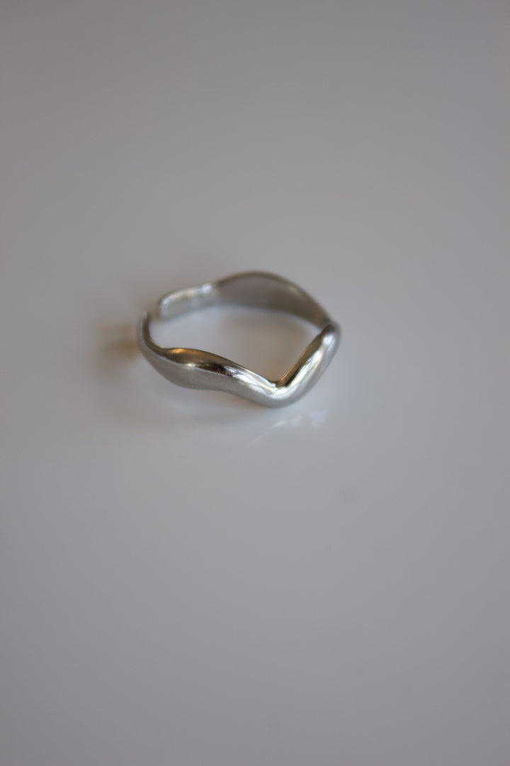 Wavy ring