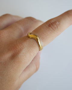 Wavy ring